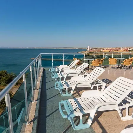 Crows Nest Apartment Aheloy
